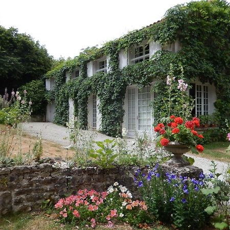 Le Petit Massigny Bed and Breakfast Les Velluire-sur-Vendee Exteriör bild