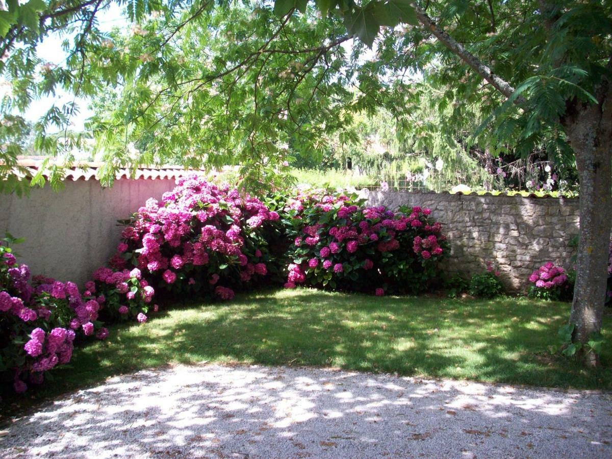 Le Petit Massigny Bed and Breakfast Les Velluire-sur-Vendee Exteriör bild